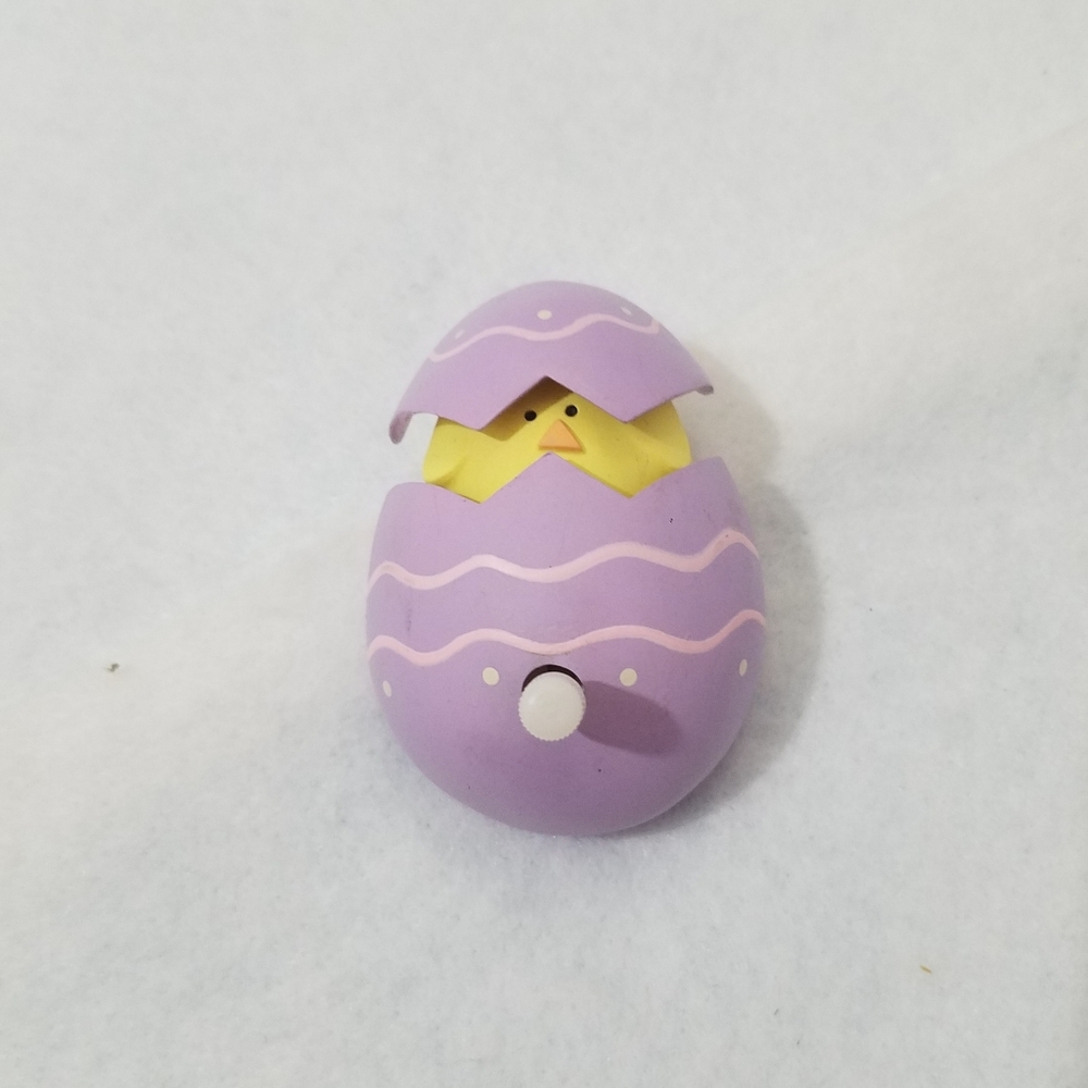 Vintage wind-up Hallmark Easter broach